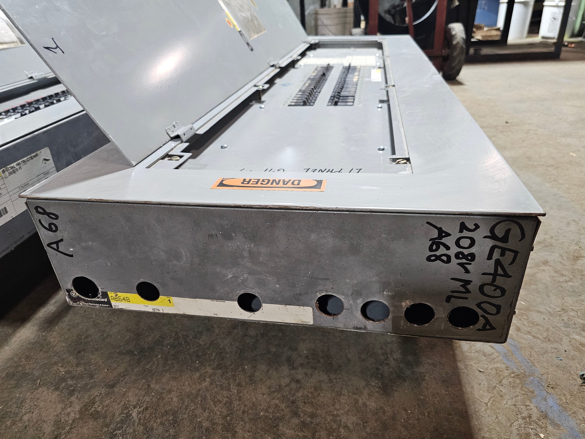 GE Panel With Breakers 400 Amp 208Y/120 Volt 3 Phase 4 Wire Cat