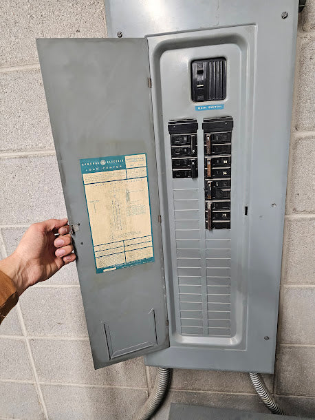 GE 200 Amp Main Panel With Some Breakers 120/208 Volt 3 Phase 4 Wire
