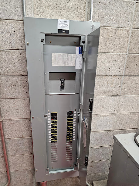 GE AEF 225 Main Panel With Some Breakers 400/277 Volt 3 Phase 4 Wire ...