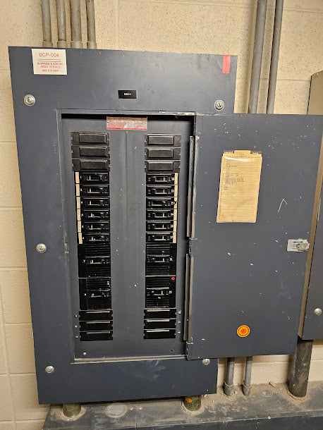 GE NHB 100 Amp Panel With Some Breakers 277/480 Volt 3 Phase 4 wire