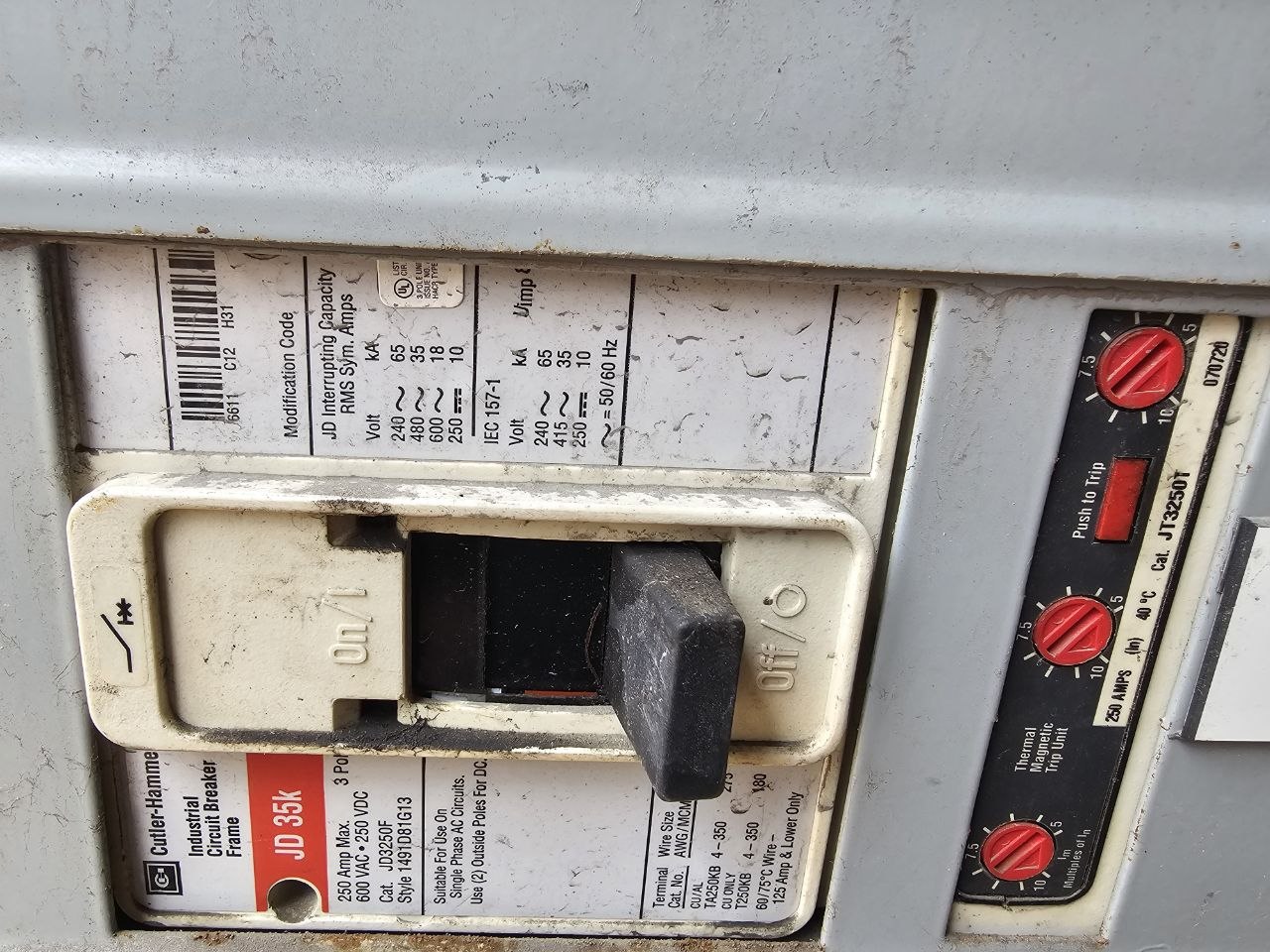 EATON/Cutler-Hammer Switchboard 3000 Amp Main Breaker 208Y/120 3 Phase 4 Wire 60 Hz