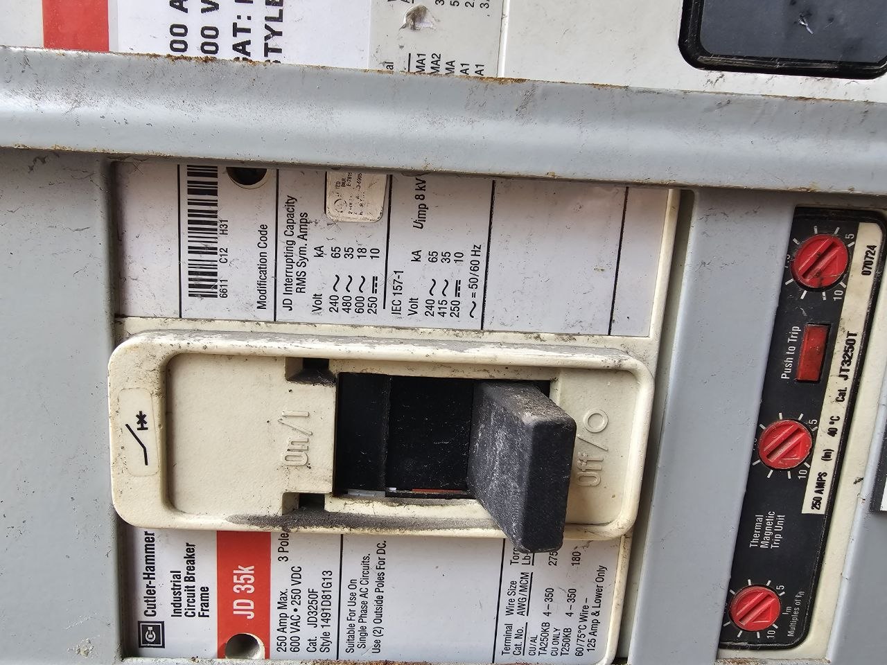 EATON/Cutler-Hammer Switchboard 3000 Amp Main Breaker 208Y/120 3 Phase 4 Wire 60 Hz