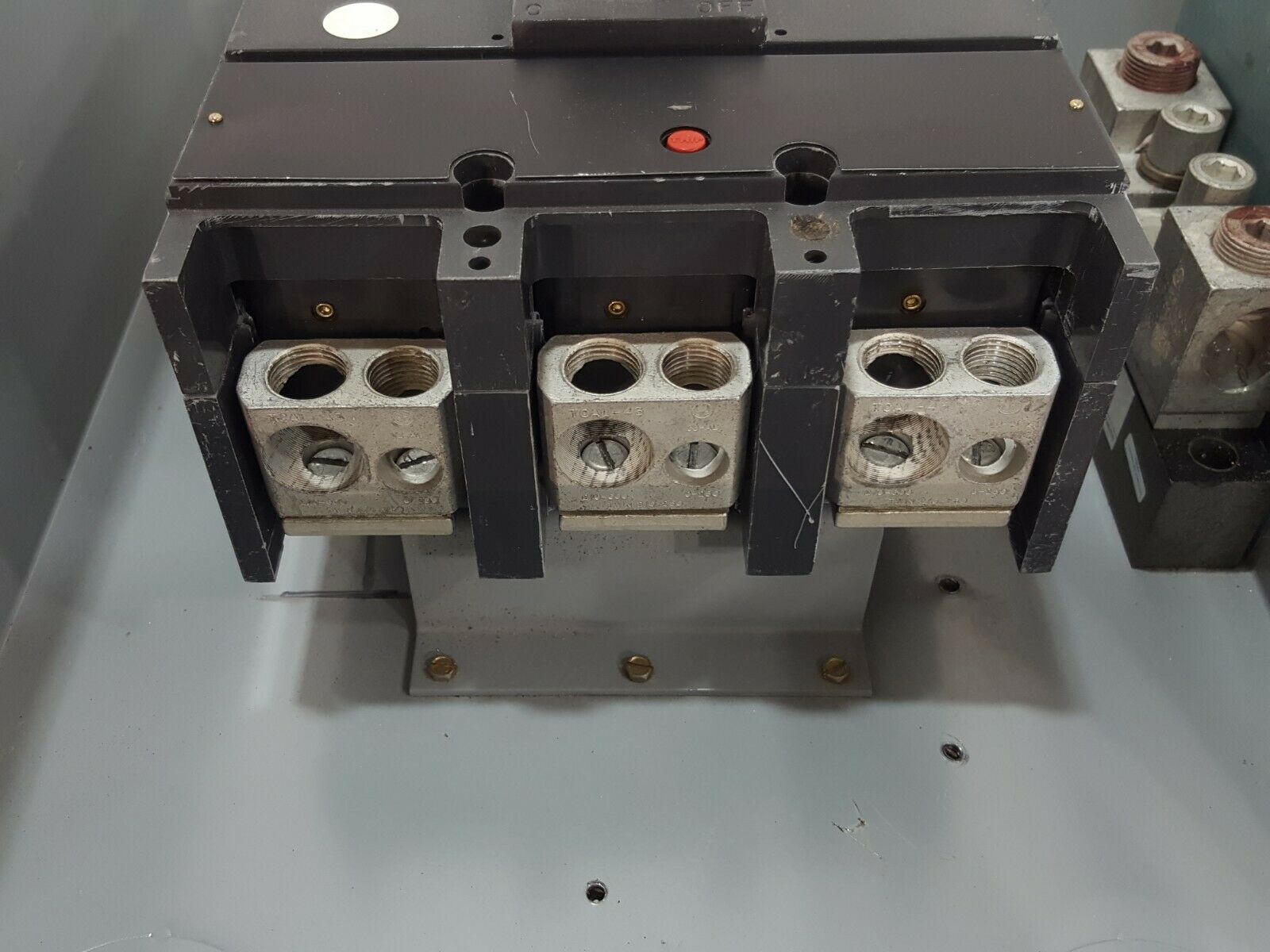 GE Industrial Circuit Breaker 250 Amp 240 Volt 3 Pole – IndSurp GE Industrial Circuit Breaker 250 Amp 240 Volt 3 Pole – IndSurp